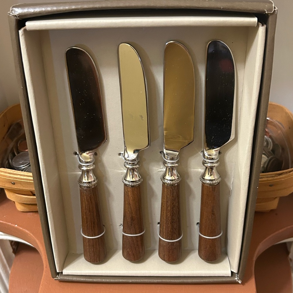 Pier 1 Set of 4 Wooden Handle Stainless Steel Cheese Spreaders NWT